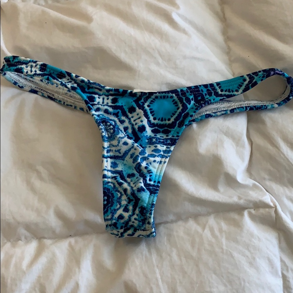 Minimal coverage bikini bottoms